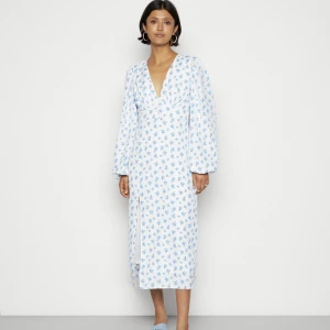 Slutsåld klänning från ginatricot  - Jättefin vit klänning med blåa blommor på från ginatricot, lite adooreliknande. Endast använd en gång och är slutsåld överallt. Jättefin passform & storlek 38, men passar även mig som i vanligtvis har 36. Bara att trycka på köp nu 