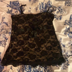 Silkig spetstopp - Fint linne från Lindex i storlek m men passar xs och s! Har en Knut detalj mitt på med ett siden snöre