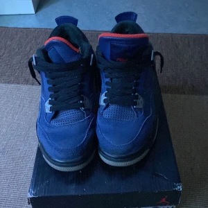 Jordan 4 loyal blue  - Jordan 4 wntrised loyal blue i storlek 40. Gs size. Köpte dem från sneakershyllan för ett tag sen men märkte nu att dem är lite för små för mig. Det är i helt ok skick fast har ganska mycket starloss. Dessa finns inte många i Sverige.  Kan meetup i Gbg