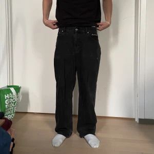 Sweet skateboards pants  - Några hål på sidan men ändå okej Storlek small