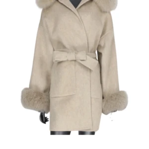 Päls kappa  - Säljer nu min fina kappa, köpt för 2500 inga difekter pälsen är super fin, man ser att den är lite använd vi armen men inget man tänker på. Kan gå ner i pris vid snabb affär