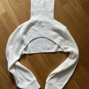 Stickad tröja  - Polo tröja är öppen vid bysten så man får ha något under. Passar S 
