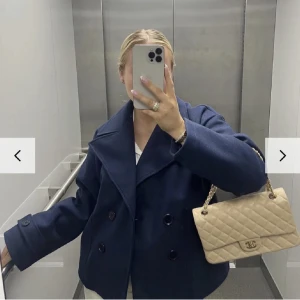 Kappa design by si - Säljer den här superfina kappan från design by si då jag inte får användning av den. Jackan är som ny!💕