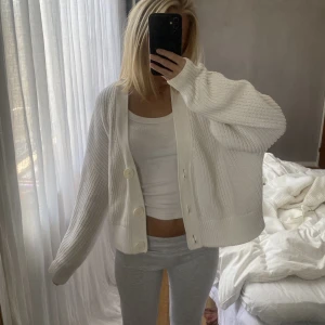 Stickad tröja - Stickad vit tröja från hm i jätte mysigt stickat material, storlek s