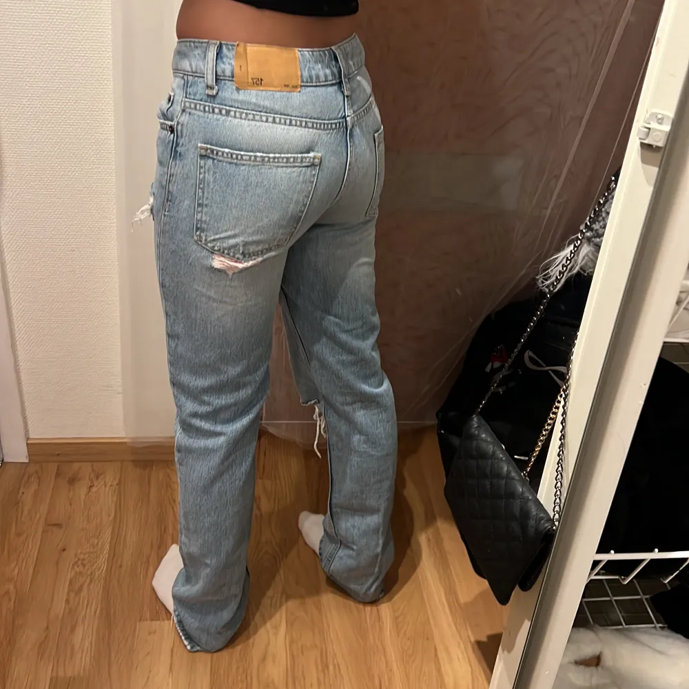 Raka jeans från lager 157. Endast använda ett fåtal gånger då dom är för långa för mig. Dock är ena framfickan avklippta då jag ej gillade tyget💓. Jeans & Byxor.