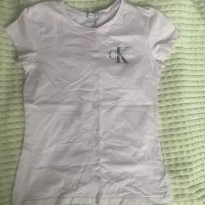 säljer en lila calvin klein t-shirt. jättefint skick