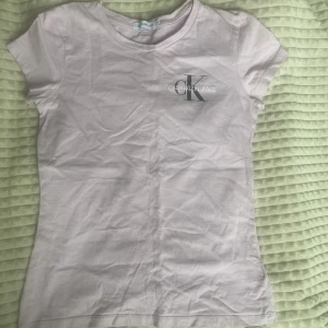 t-shirt - säljer en lila calvin klein t-shirt. jättefint skick