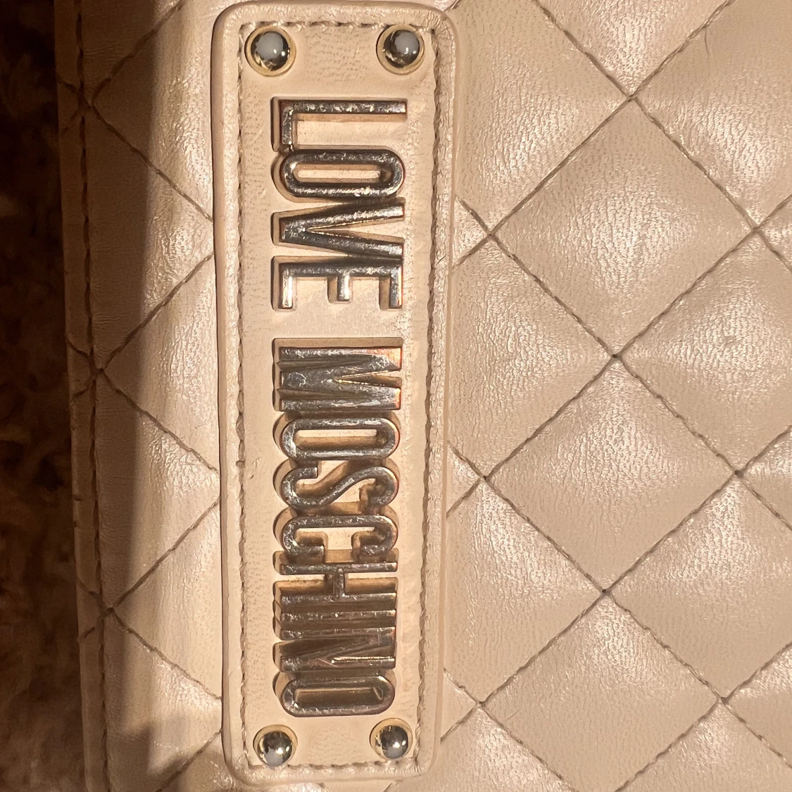 Krämvit moschino väska - 90