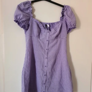Ginghamrutig H&M klänning - H&M klänning som använts en gång.