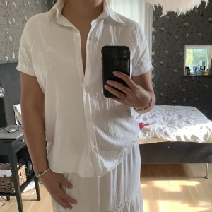 Kortärmad skjorta - Vit kortärmad skjortan från Sand, mycket fint skick!✨