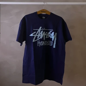 Stussy tröja - En mörkblå stussy tröja med turkost tryck på bröstet. Storlek Large