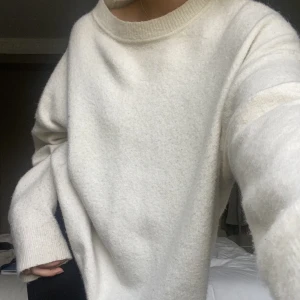 Vit stickad tröja - Helt perfekt stickad vit tröja till hösten! Jöttevarm o gosig och perfekt oversized