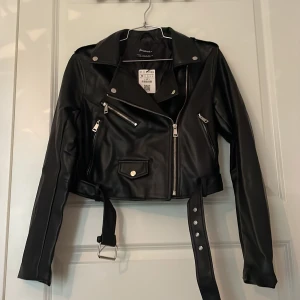 Svart skinnjacka - Kommer ej till användning! Nypris: 429kr