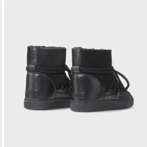 Inuikii skor  - Säljer dessa fina inuikii skor pågrund av att dom är för små!  Super fina och i riktigt bra skick, knappt aldrig använda 💓köpta förra vintern för 2800kr! 