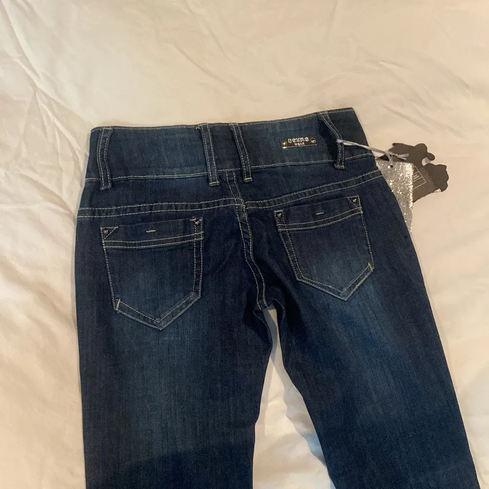 Säljer mina oanvönda lågmidjade tkopl jeans, i marinblå färg💗 (Endast provade) skriv för bilder på. Passar mig som är runt 165/166 cm. Frakten står inte jag för💓. Jeans & Byxor.