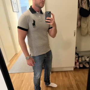 Ralph lauren - Piké tröja från Ralph lauren. Riktigt snygg och inga defekter. Har tyvärr blivit lite tajt på mig och söker en ny ägare.