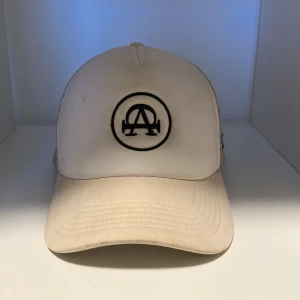 Biege/vit allcap1 keps - Allcap1 keps  Smutsig går nog att få bort men jag orkade inte Så därför ett billigt pris