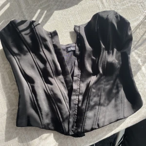 Korsett - Snygg korsettopp från Zara i strl M. Säljer pga har flera liknande, knappt använd❤️