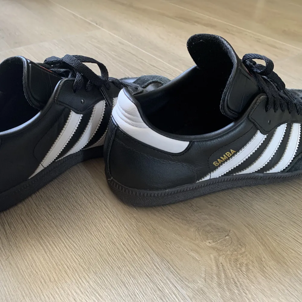 Ett par eftertraktade Adidas Samba skor i storlek 42. Dom är sparsamt använda så skicket är bra på dom. Sätter priset 700 men kan släppa för mindre vid snabb affär. Vid fler frågor skriv privat🤘. Skor.