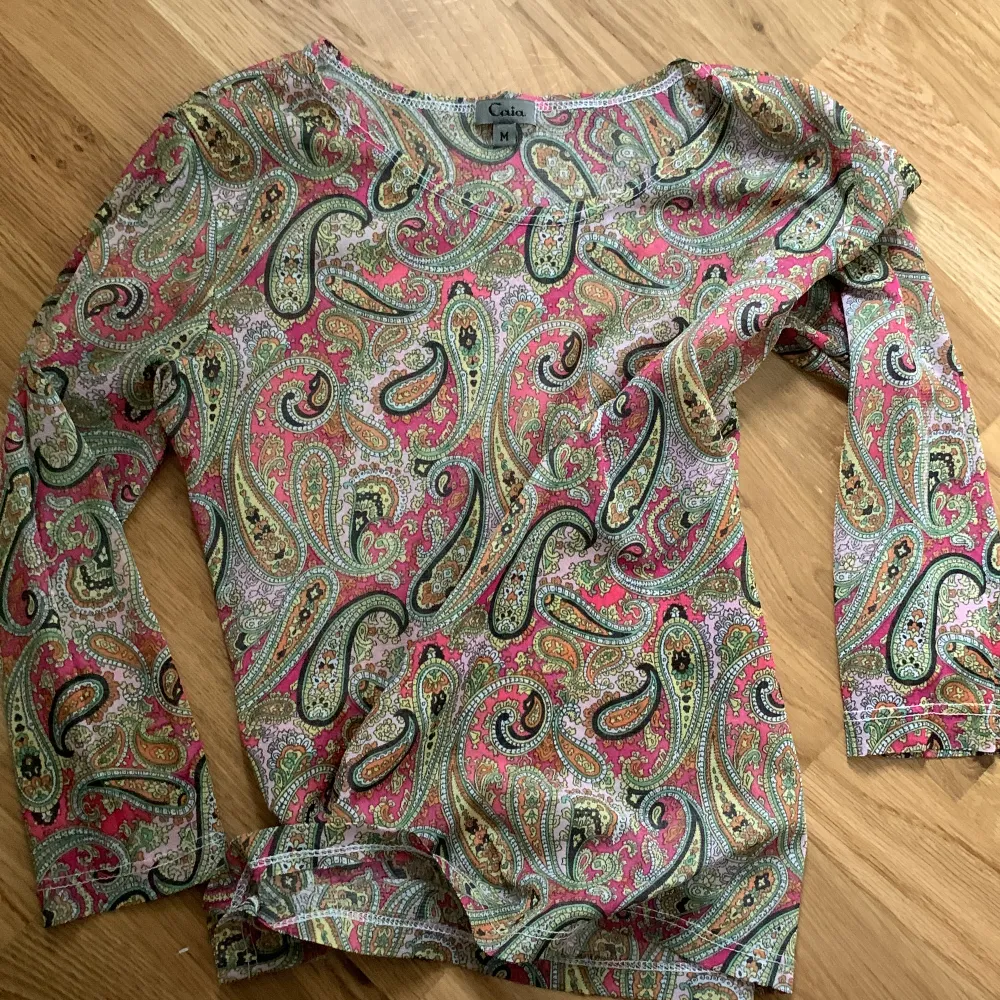 super cute paisley pattern mesh top. 3/4 sleeves! . Toppar.