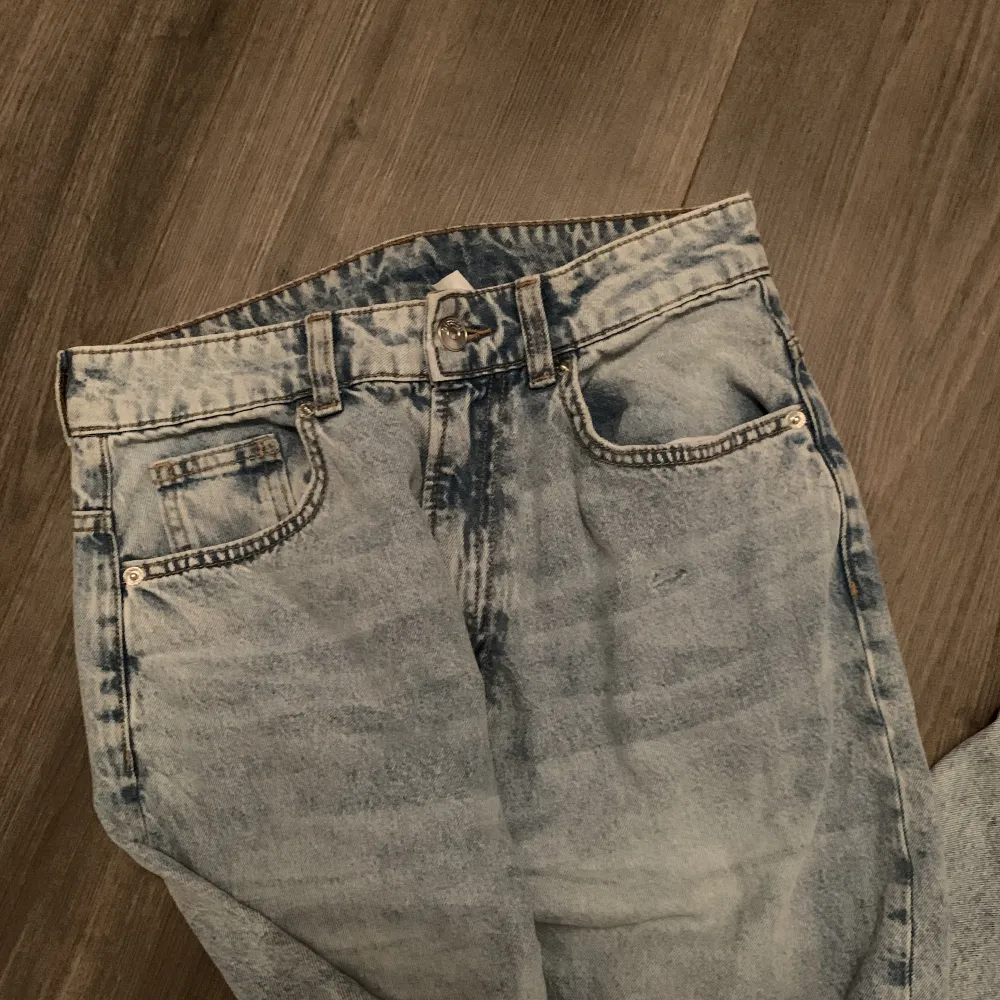 Blå högmidjade jeanse använd 1-2 gånger . Jeans & Byxor.