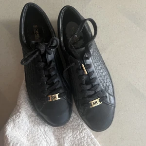 Michael kors skor - Michael kors skor storlek 39 Kvitto finns Helt oanvända har bara legat o dammat hemma 