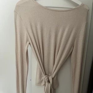 Zara topp med knyt detalj - Snygg topp från zara som man kan knyta lite hur man vill, strl M sitter som en S  Som ny aldrig använd