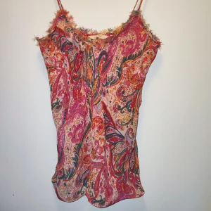 Mönstrat linne - Fint linne från East west.