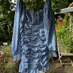 En blå tight lpngärmad klänning från shein som bara har blivit testad aldrig använd. Storlek M/38