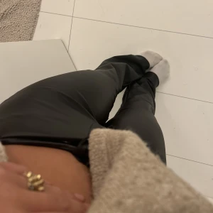 läder byxor - säljer dessa bootcut läder byxor som är sååå snygga!