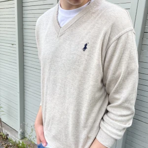 Polo Ralph Lauren stickad tröja - Riktigt fräsch och använd med omsorg Inga synliga defekter men den är lite nopprig