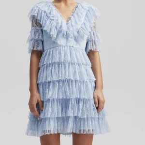 By Malina  - Säljer denna super fina och populära klänning från by Malina. ❤️Den går inte längre att få tag i Xs. Endast använd en gång. Original pris 2800kr, pris kan diskuteras men minst 1000kr. Endast använd en gång ❤️