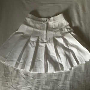 Vit kjol - Söt vit kjol från h&m i nyskick endast provad, lappen kvar. Säljs då den är för liten