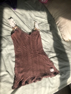 Brunt Odd Molly Linne - Jättegulligt brun linne från Odd Molly men söta rosetter på🤎  Storlek small i bra skick🤎