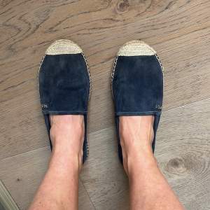 Jättefina espadrillos i mörkblå mocka med hampa/ gummi sula. Ralph Lauren.  Fint skick 