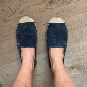 Ralph Lauren Espadrillos - Jättefina espadrillos i mörkblå mocka med hampa/ gummi sula. Ralph Lauren.  Fint skick 