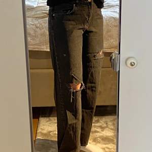 Straight jeans från HM med hål. Använda någon enstaka gång då dom är lite korta för mig.  Storlek 36 men lite korta, jag är 174cm. 