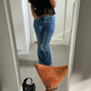 Lågmidjade bootcut jeans - Säljer superfina blåa lågmidjade booutcut jeans som är väldigt inne just nu. De är i bra skick då de endast är använda ett par gånger. 🥰🥰