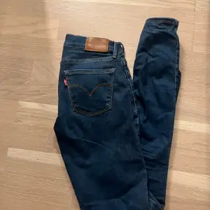Ett par mörkblå jeans från Levis i modell 710. Super skinny fit och lågmidja. I fint skick!  Storlek 25 Benlängd 30