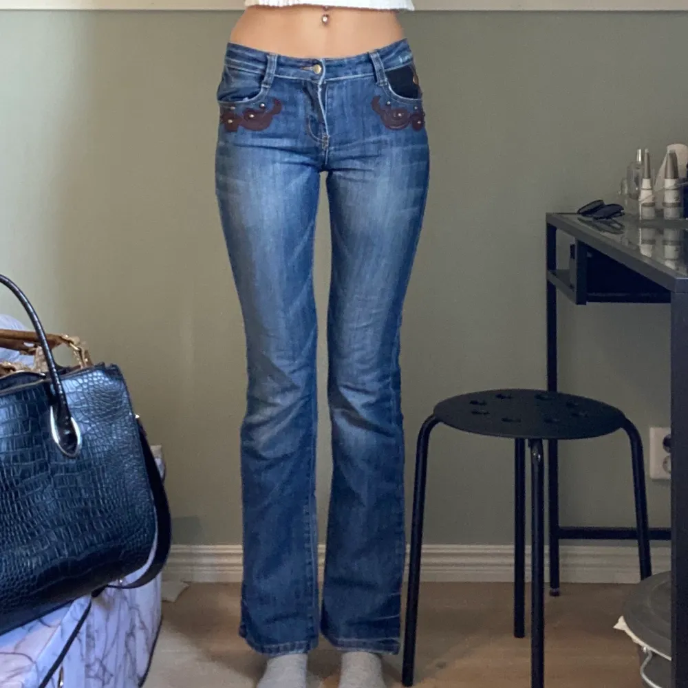 Skitsnygga unika jeans från tissaia som jag köpte second hand när jag jobbade på Irland. Börjar bli lite korta för mig tyvärr:( jag är 177cm lång❤️ Köpare står för frakt. Jeans & Byxor.