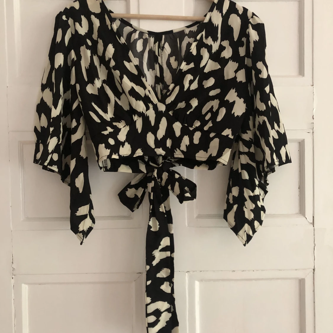 V-ringad mönstrad blus - 91