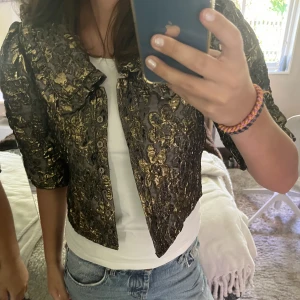 Trekvartslång kofta  - Så sjukt snygg kofta, perfekt till fest! 🥰🥂 Lik Ganni 