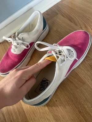 Vans skor - Vita/rosa vansskor, använda med inte alls slitna. Storlek 40