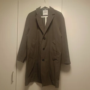 Zara kappa - Fin Kappa söker ny ägare 🌞 Passar perfekt för höst och vår. Färgen är gråbrun-ish.