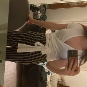 Topp  - Säljer denna snygga toppen som man knyter beroende på hur man v vill den ska sitta. 