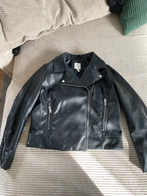 Skinnjacka  - Säljer denna skinkmacka i storlek 42 från H&M! Använt ett fåtal gånger så den är som ny! Köpte 42 så den är lite oversize!