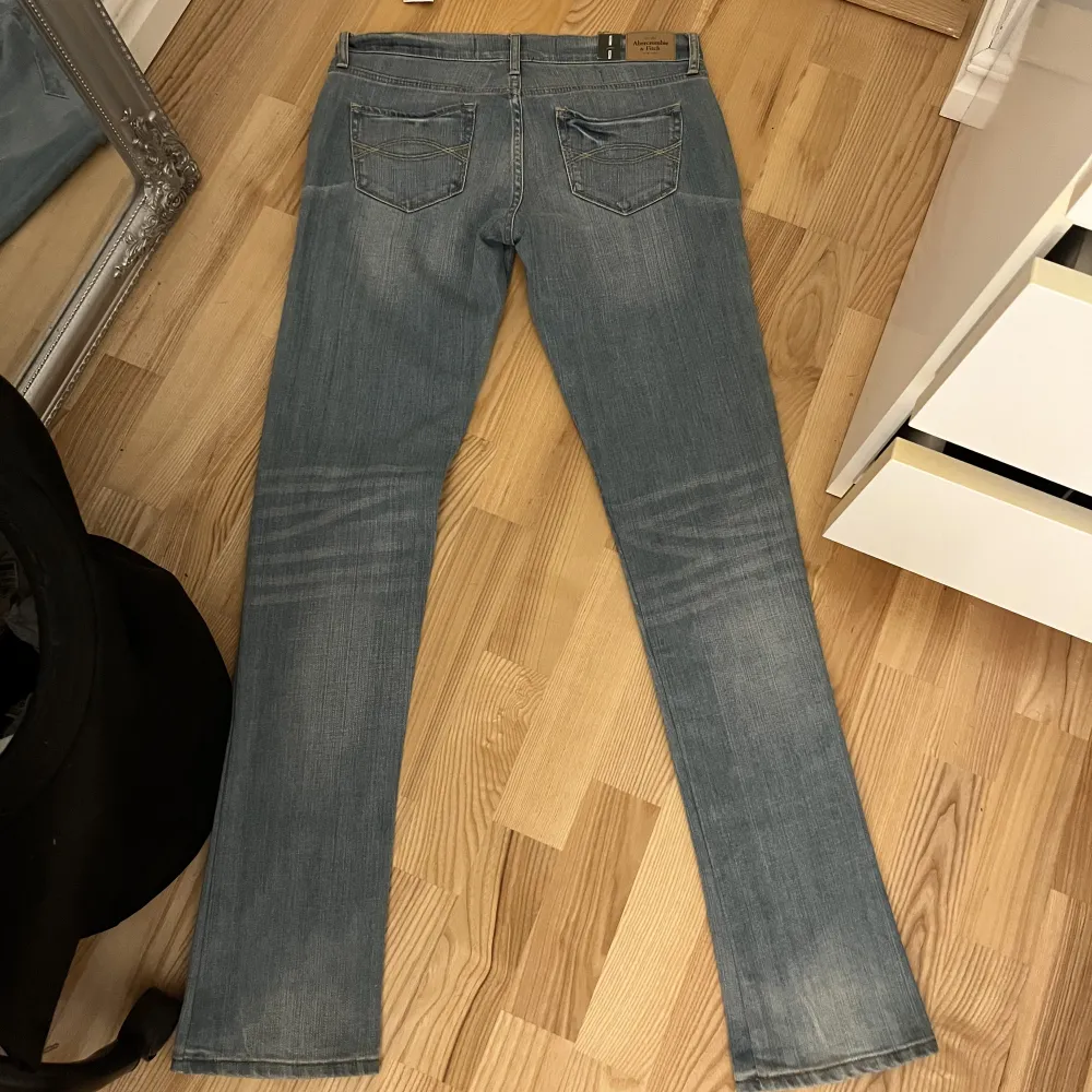 Fina lågmidjade jeans från abercrombie and fitch. Nyss köpta secondhand men aldrig använt dom själv, väldigt fint skick. Säljer dom för att de tyvärr är för små för mig💓💓 VID INTRESSE HÖR AV DIG KLICKA INTE PÅ KÖP NU. Jeans & Byxor.