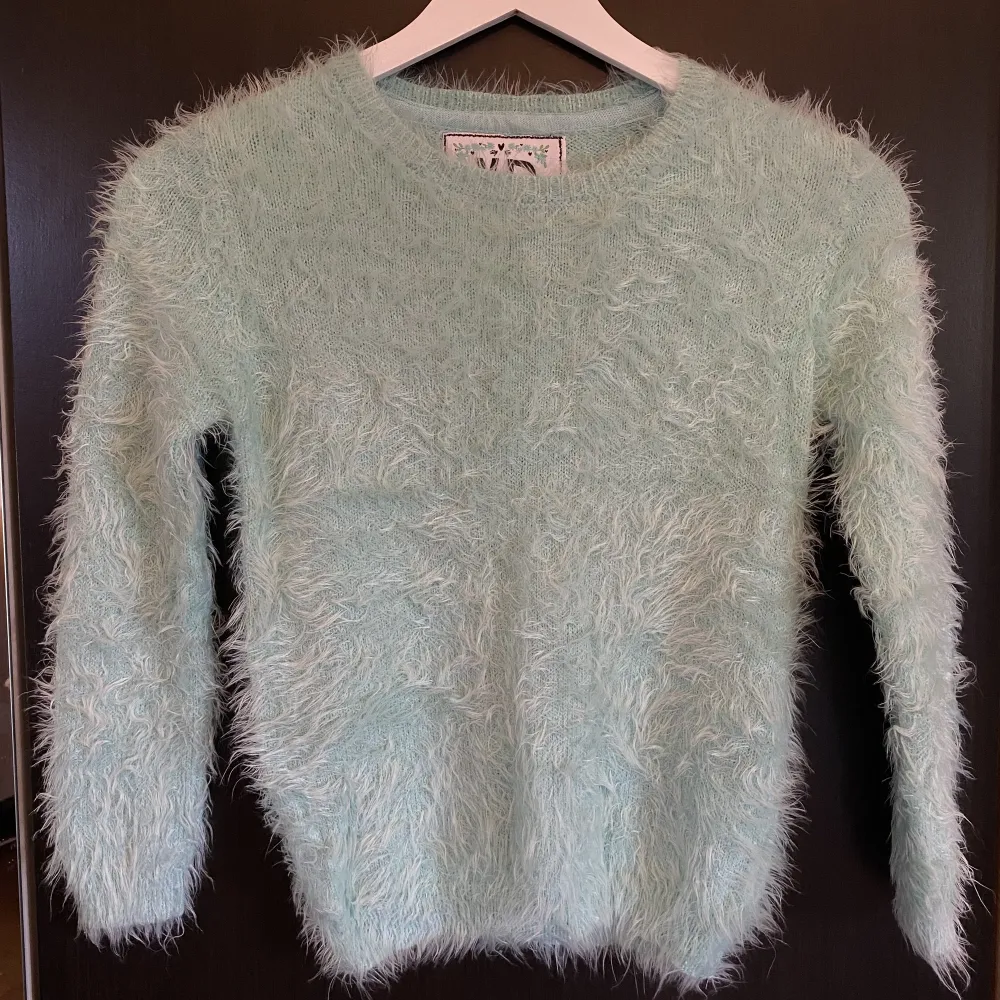 Säljer denna supermjuka och fluffiga mintgröna tröjan från Young Dimension i storlek 134/140 (8-9 år) 🩷. Tröjor & Koftor.