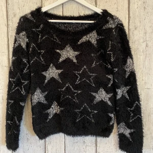 Mjuk tjocktröja  - Säljer en fluffig och mjuk tjocktröja med stjärnor. ✨ Väldigt strechig och väldigt mysig.  Lappen med storlek är bortklippt, men har mätt tröjan och den är storlek 158/164 🩷 (passar XXS/XS/S)