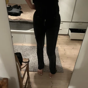 Svarta bootcut - Väl använda och tvättade bootcut jeans. Säljer pga för små